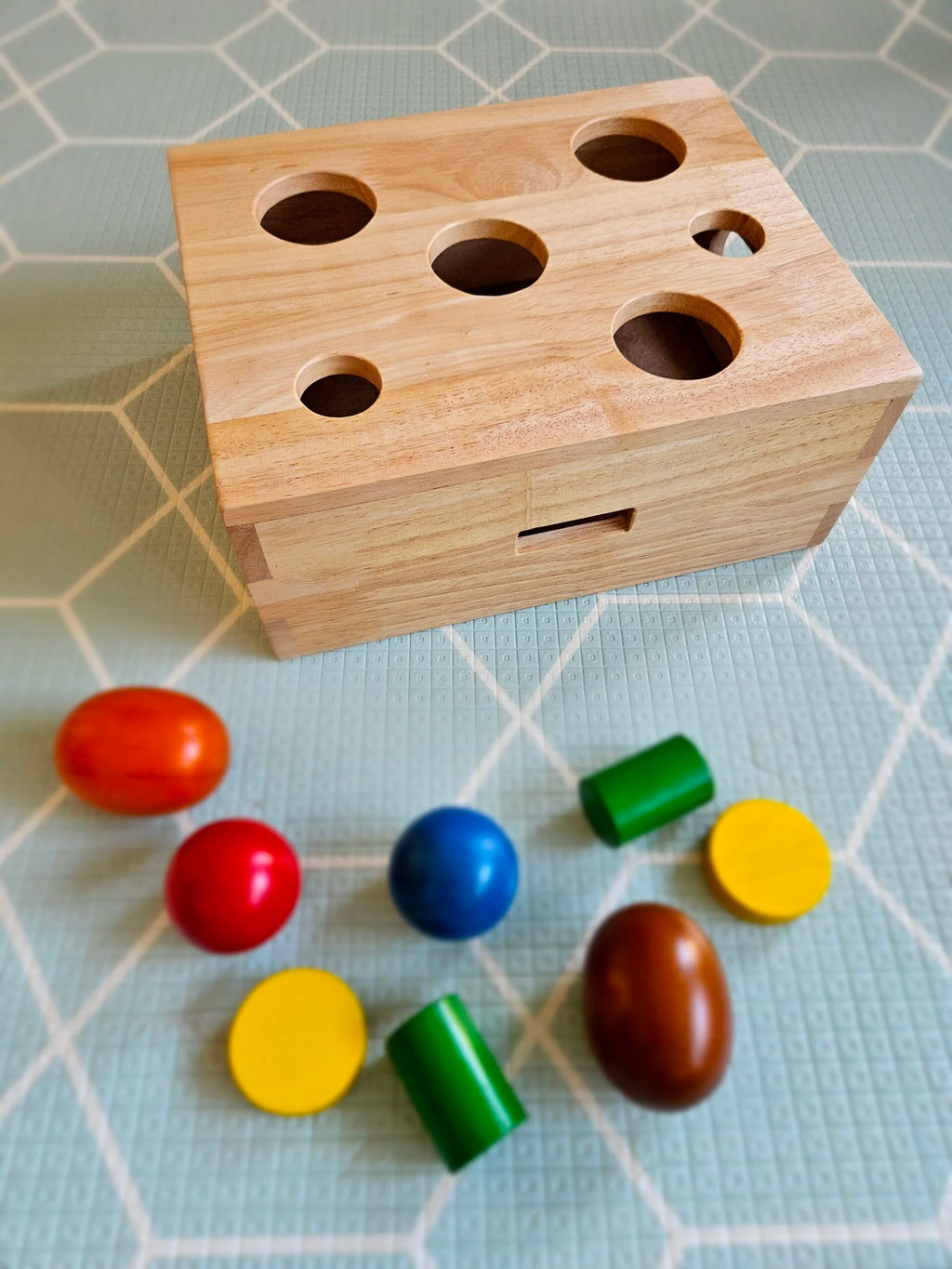 QToys Peek-a-Boo Sorting Box — Montessori Shape & Color Sorter