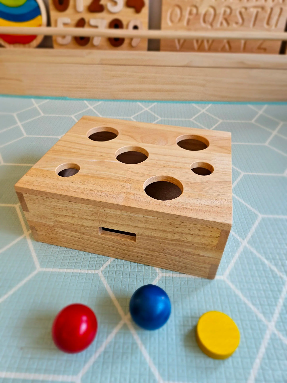 QToys Peek-a-Boo Sorting Box — Montessori Shape & Color Sorter